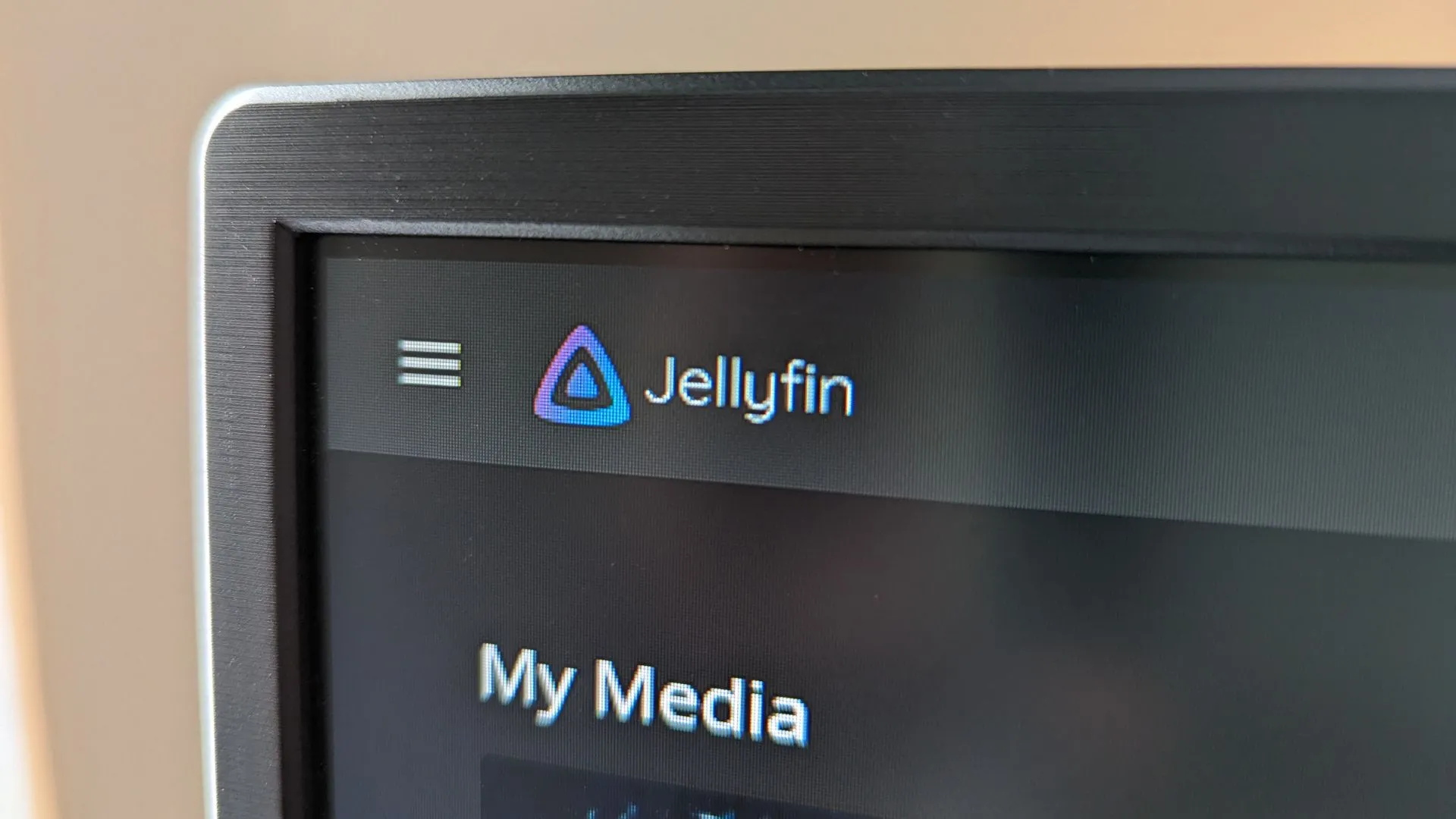 Màn hình máy tính hiển thị logo Jellyfin và giao diện ứng dụng