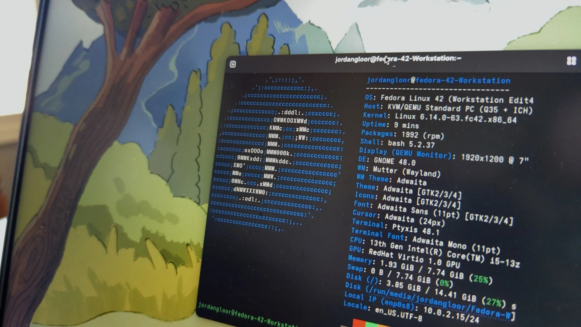 Màn hình máy tính xách tay hiển thị Fedora Linux 42 với cửa sổ terminal đang mở, minh họa khả năng cài đặt Linux làm hệ điều hành chính trên Chromebook.