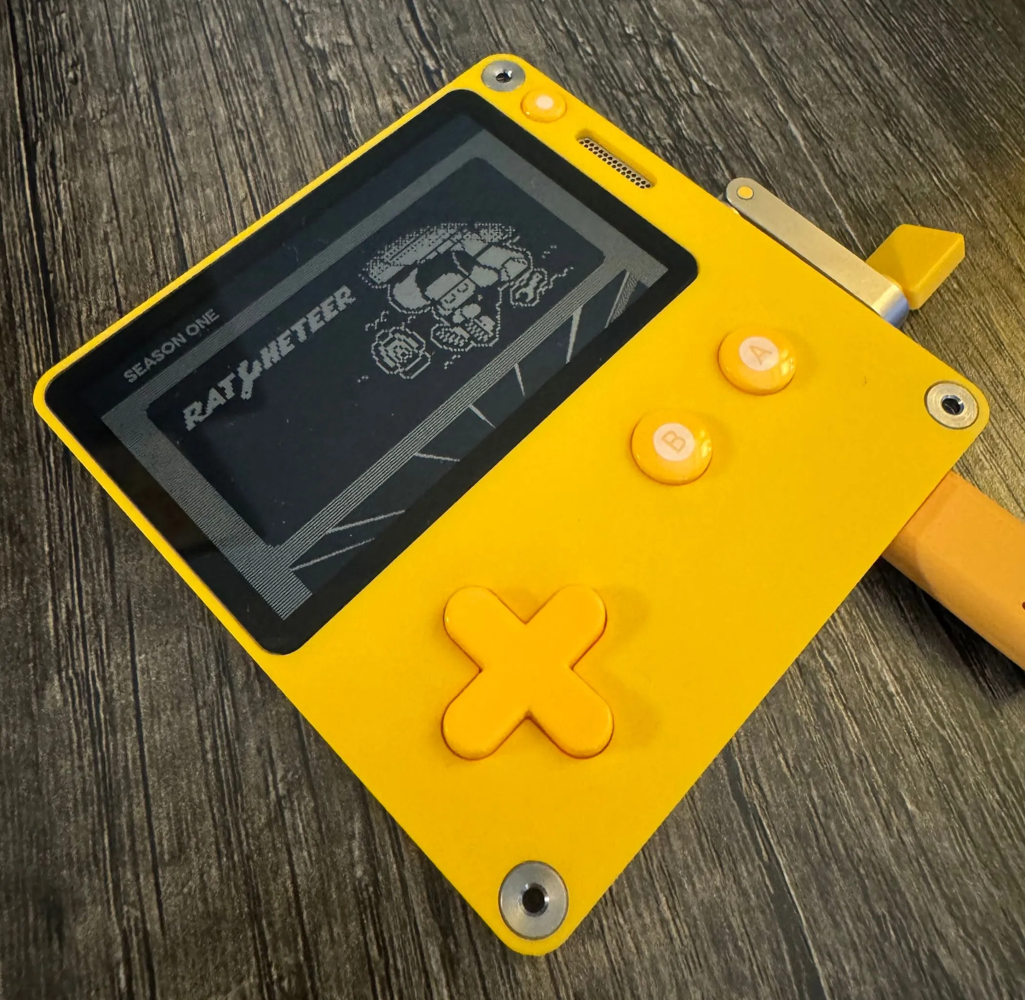 Màn hình menu đơn sắc của thiết bị chơi game Playdate, hiển thị giao diện tối giản.