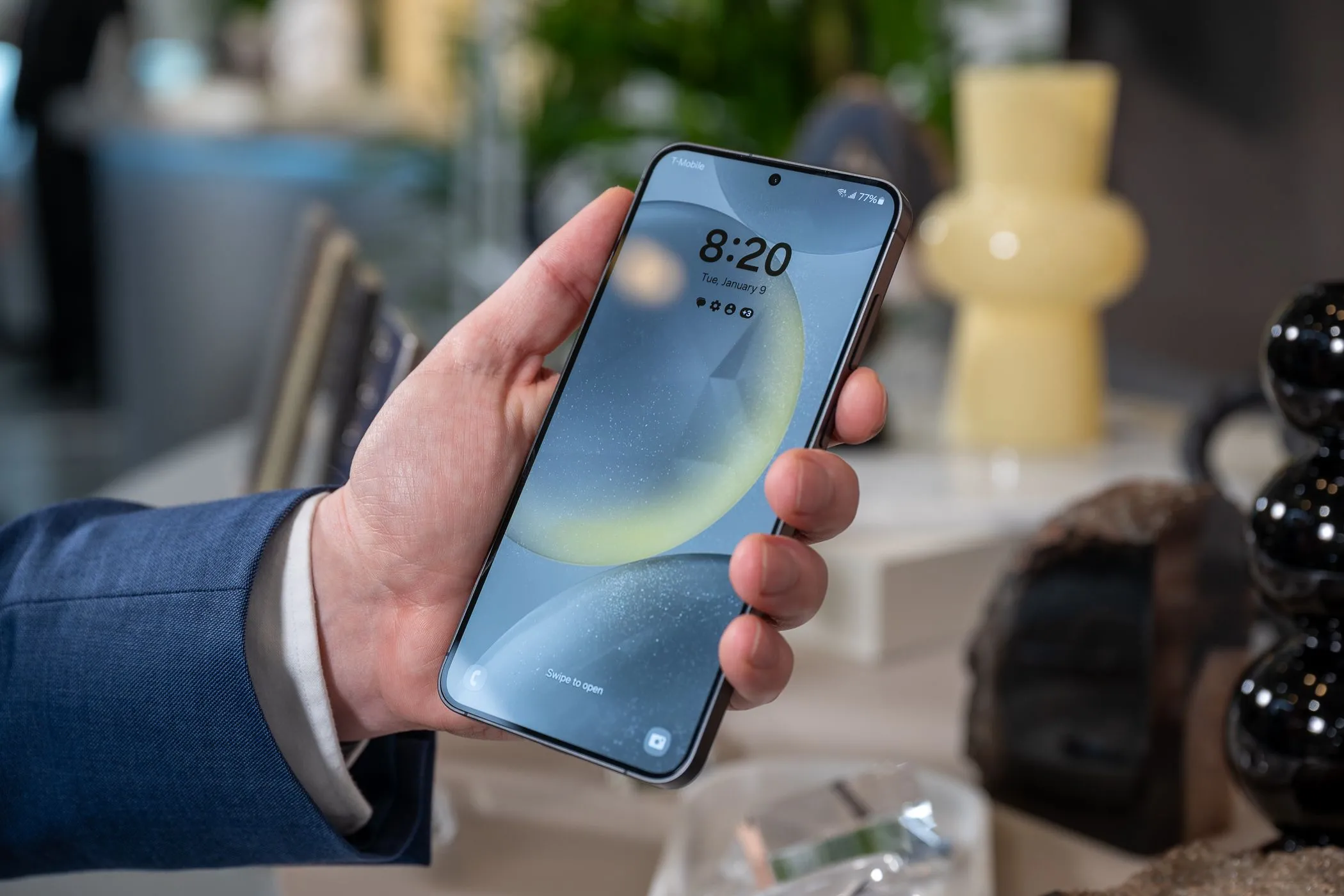 Màn hình Samsung Galaxy S24+ hiển thị màn hình khóa, minh họa chất lượng hiển thị Dynamic AMOLED 2X và độ sáng cao.