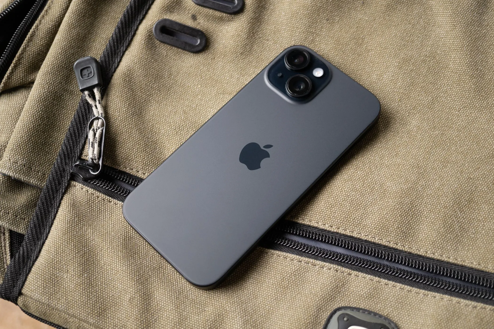 Mặt lưng của iPhone 15 màu đen với cụm camera kép đặt chéo và logo Apple ở giữa, thể hiện thiết kế đặc trưng của dòng iPhone 15.
