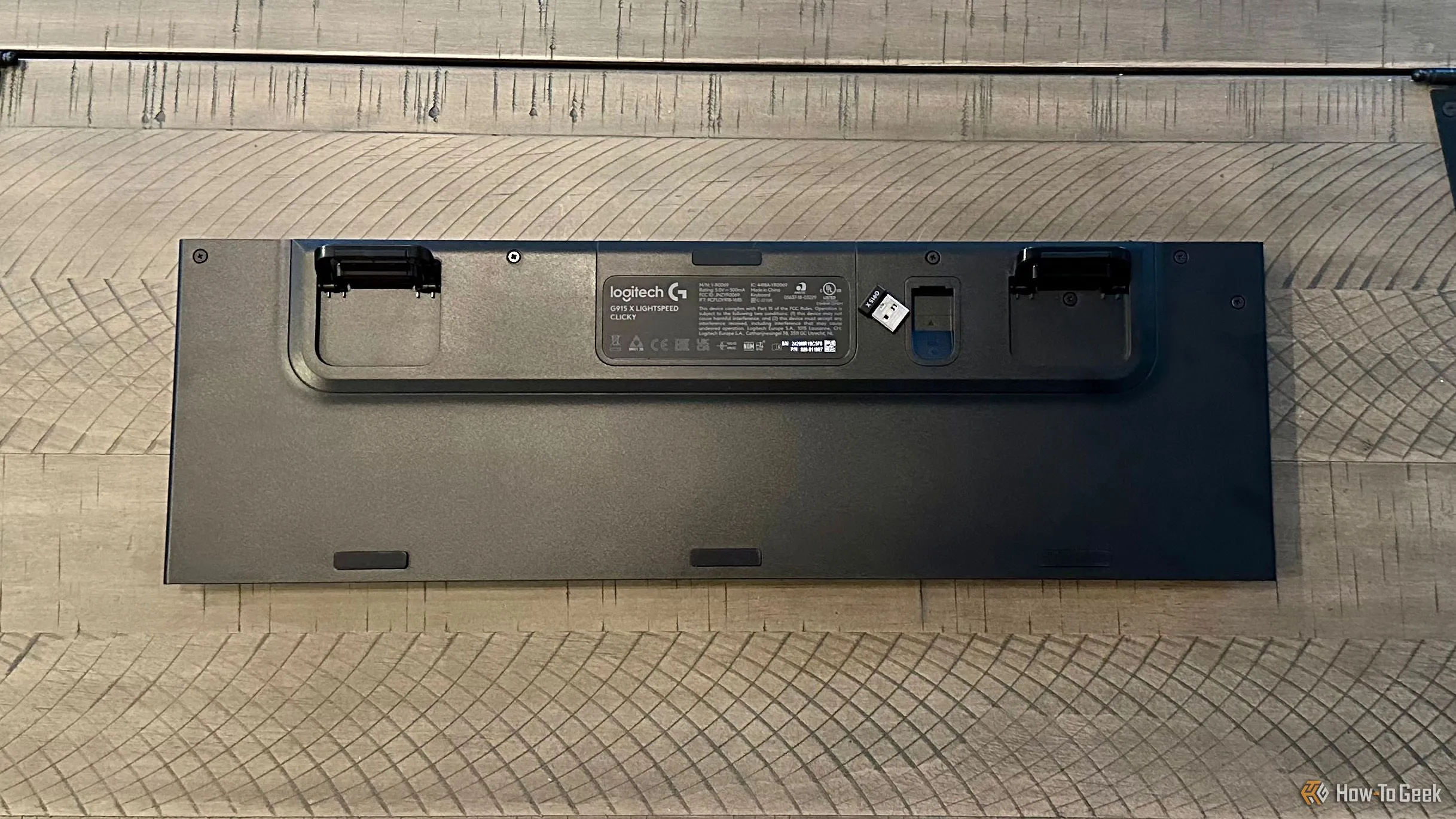 Mặt sau bàn phím Logitech G915 X Lightspeed với chân đế điều chỉnh và khe chứa USB Lightspeed