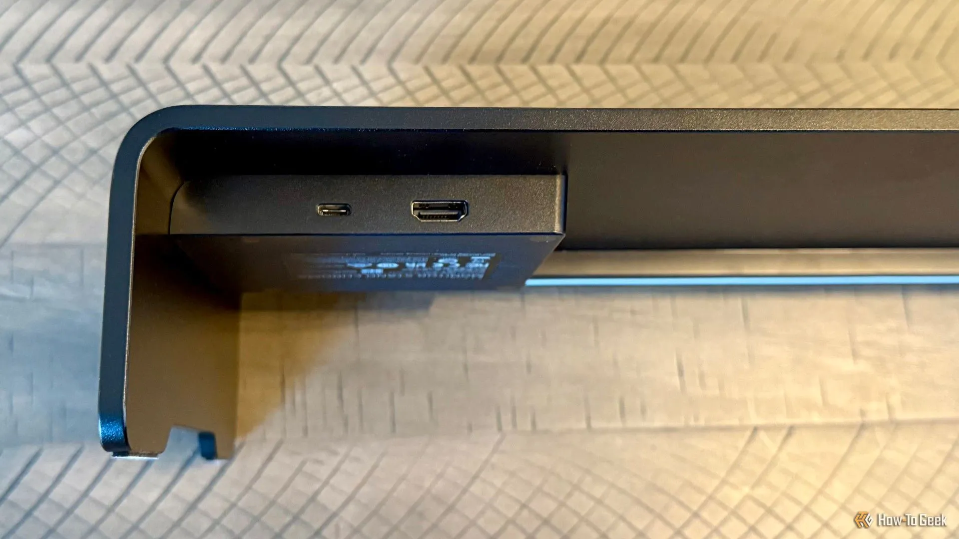 Mặt sau của chân đế màn hình Razer Monitor Stand Chroma hiển thị cổng USB-C và HDMI để kết nối máy tính
