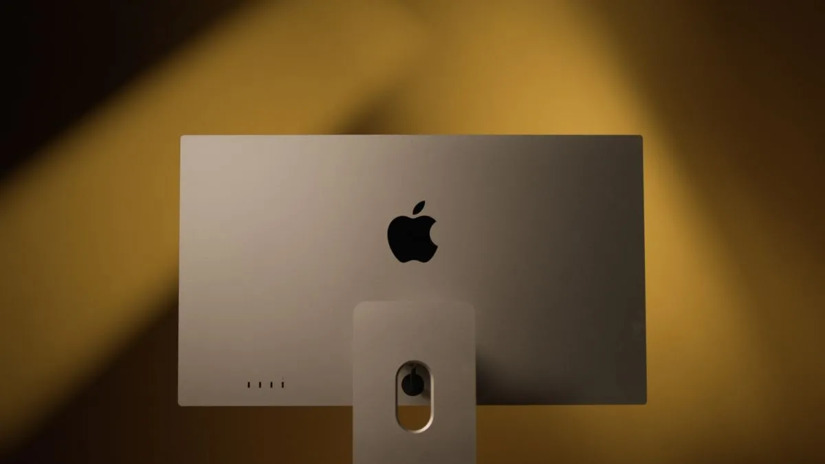Mặt sau của màn hình Apple Studio Display trên nền vàng, cho thấy thiết kế tinh tế nhưng chưa tối ưu cho nhu cầu gaming cao cấp.