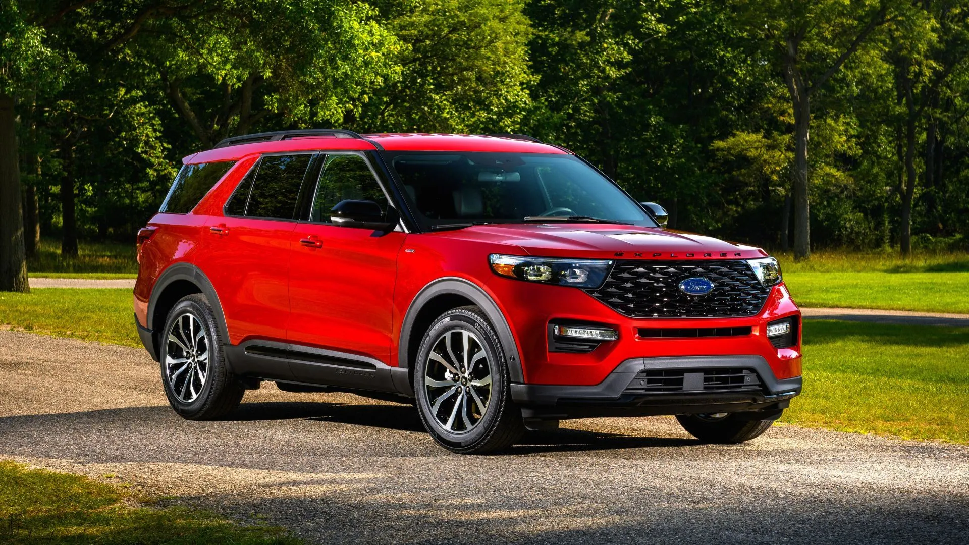 Mẫu xe Ford Explorer ST-Line đời 2022 màu đỏ đỗ trên đường, nhìn từ phía trước góc chéo