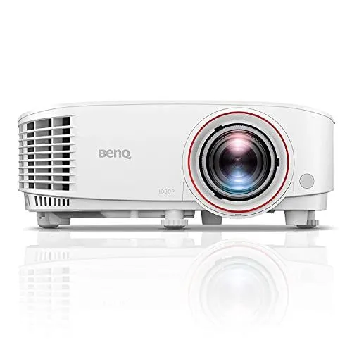 Máy chiếu gaming BenQ TH671ST với ống kính chiếu gần, mang đến trải nghiệm hình ảnh lớn sống động cho giải trí và chơi game.