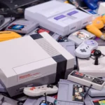 Máy chơi game Nintendo Entertainment System (NES) và Super Nintendo Entertainment System (SNES) với các băng game và tay cầm cổ điển.