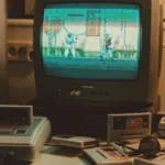 Máy console Nintendo SNES kết nối với TV CRT, xung quanh là băng game cổ điển.