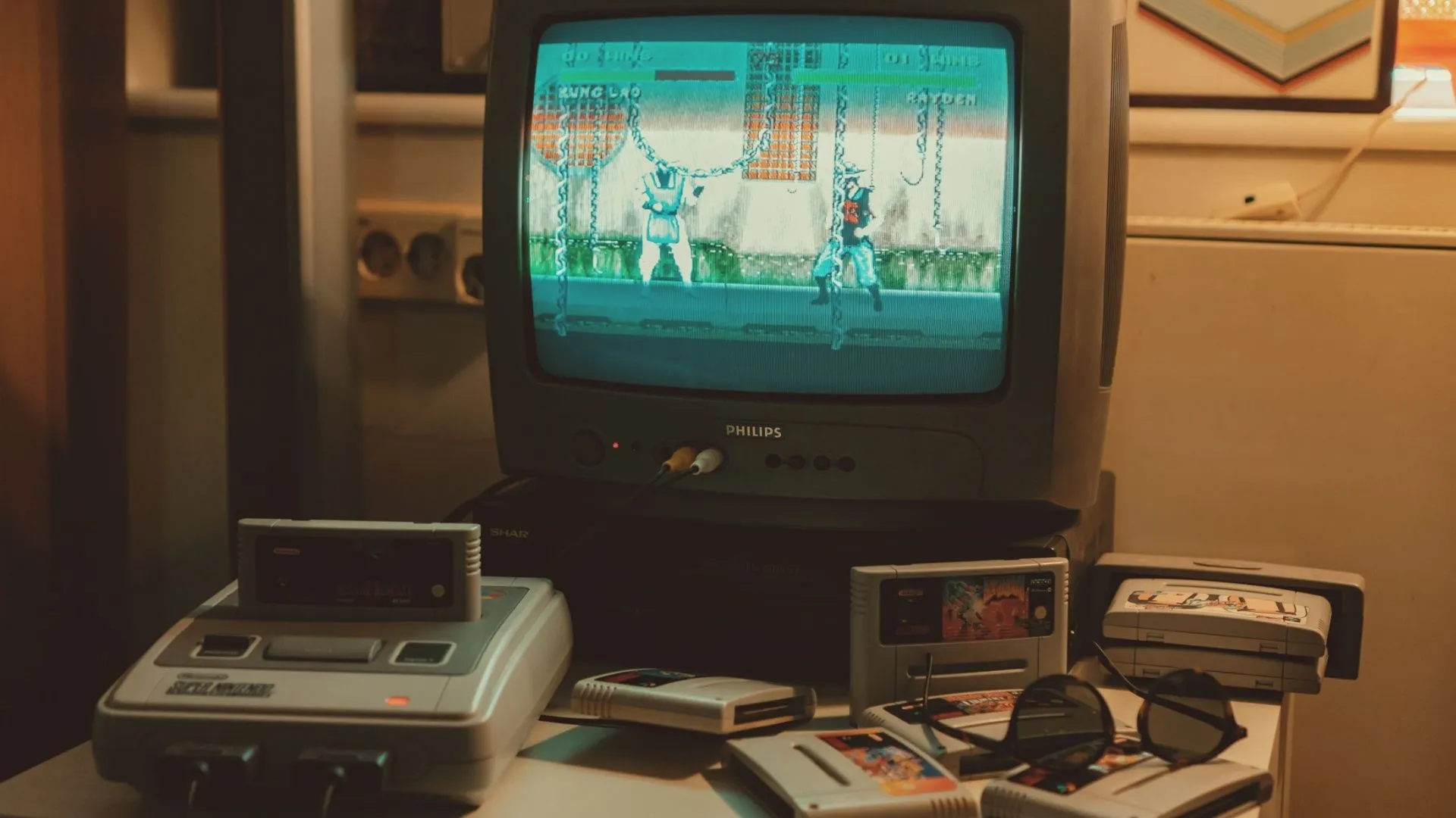 Máy console Nintendo SNES kết nối với TV CRT, xung quanh là băng game cổ điển.
