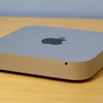 Máy tính Apple Mac mini đặt trên bàn làm việc trong không gian gọn gàng