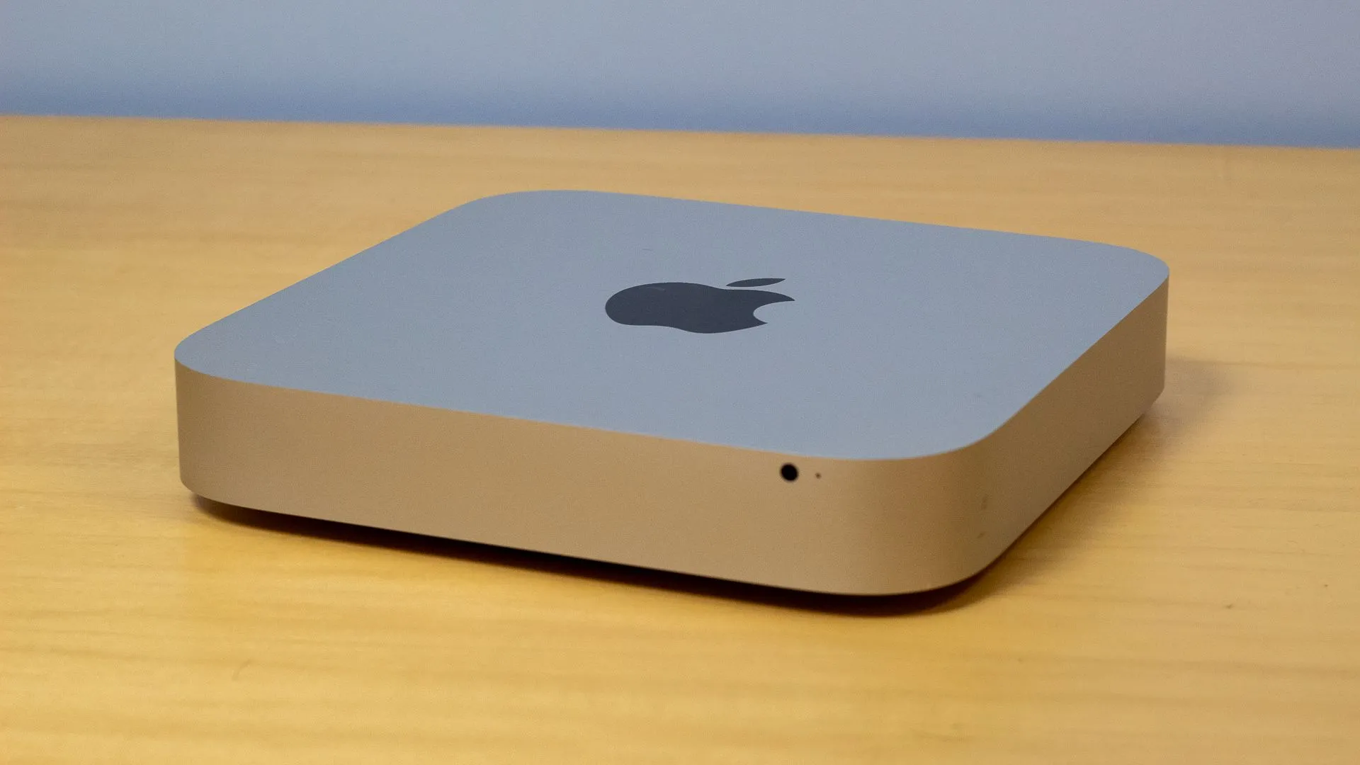 Máy tính Apple Mac mini đặt trên bàn làm việc trong không gian gọn gàng