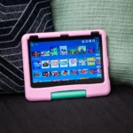 Máy tính bảng Amazon Fire HD 10 Kids màu xanh nằm trên ghế sofa, minh họa thiết bị có giới hạn thời gian sử dụng cho trẻ em.