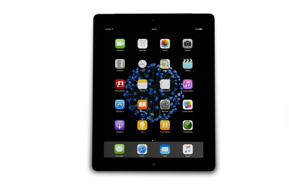 Máy tính bảng Apple iPad 3 màu đen trên nền trắng, phiên bản Retina đầu tiên
