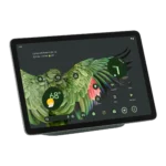 Máy tính bảng Google Pixel Tablet đặt trên đế sạc loa, biến thành smart display tiện lợi
