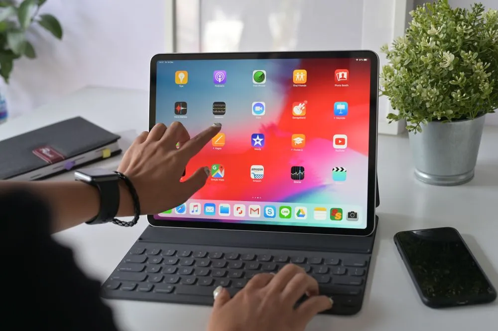 Máy tính bảng iPad Pro 12.9 inch cùng bàn phím gắn ngoài, tối ưu cho năng suất