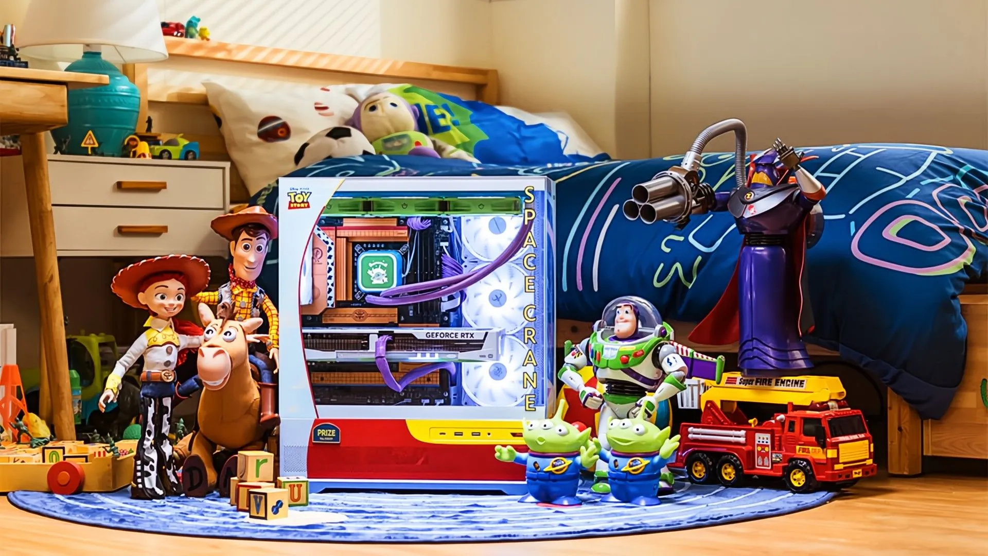 Máy tính PC phiên bản MSI Toy Story đặt trong phòng Andy với các đồ chơi quen thuộc, thể hiện thiết kế độc đáo lấy cảm hứng từ phim