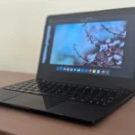 Máy tính xách tay Star Labs StarLite MkIV trên kệ gỗ, cho thấy thiết kế nhỏ gọn và màn hình.