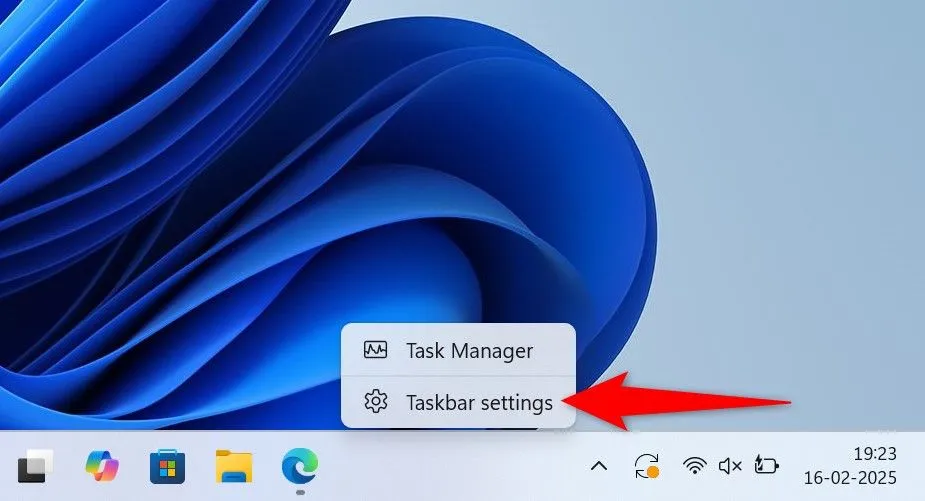 Menu chuột phải trên Taskbar với tùy chọn &quot;Cài đặt thanh tác vụ&quot;