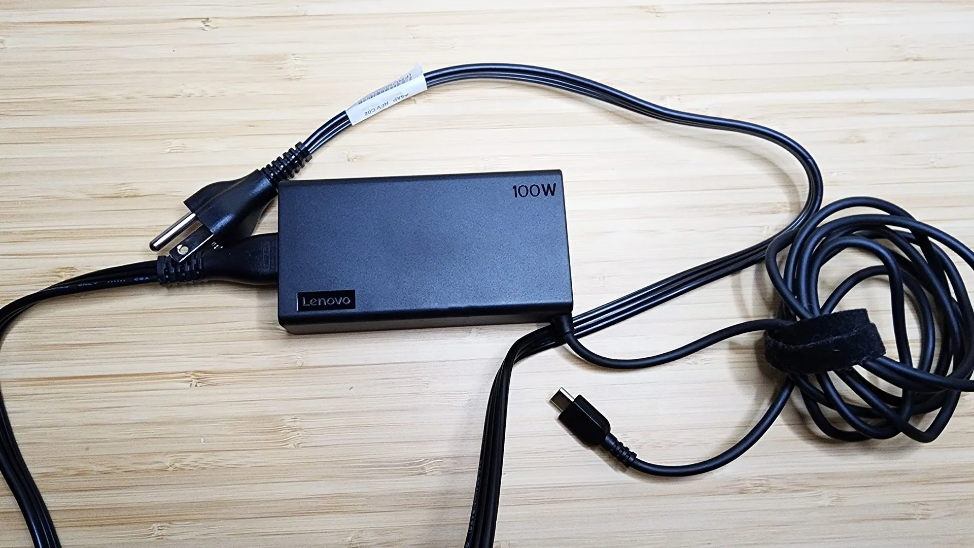Minh họa một chiếc laptop hiện đại, tượng trưng cho các thiết bị cần được sạc bằng bộ sạc chính hãng để tránh làm hỏng pin và gây phồng.