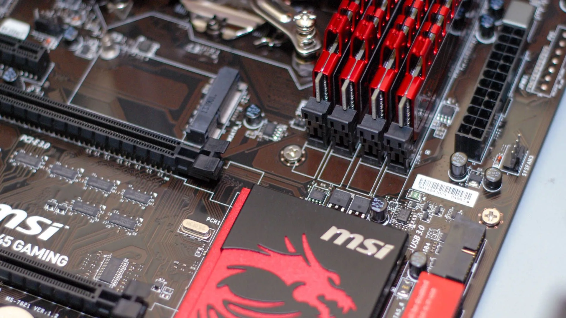 Một bo mạch chủ MSI với các linh kiện được bố trí rõ ràng