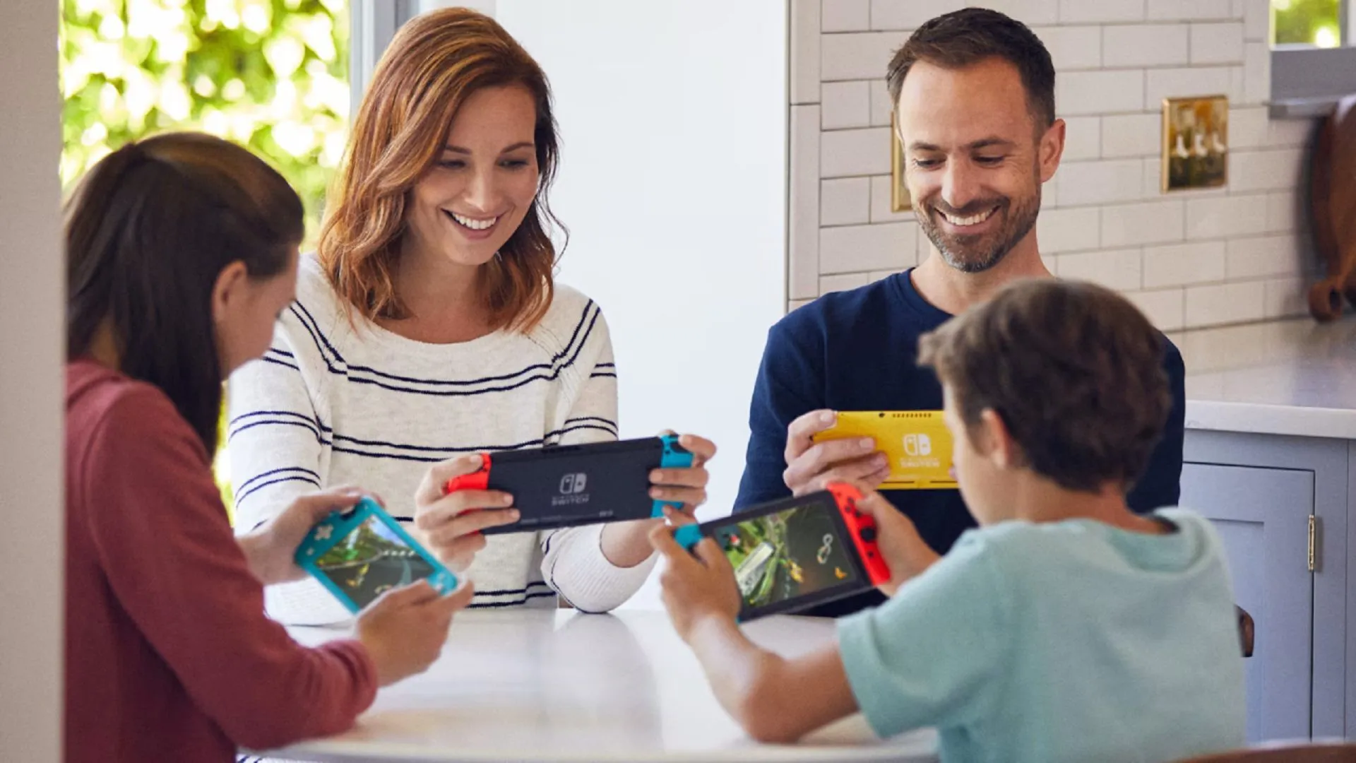 Một gia đình đang cùng nhau chơi game trên các máy Nintendo Switch, tượng trưng cho việc dành thời gian chất lượng bên nhau thay vì sử dụng điện thoại.