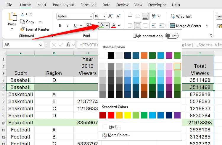 Một hàng trong bảng Excel được chọn và áp dụng định dạng trực tiếp màu xanh lá nhạt.