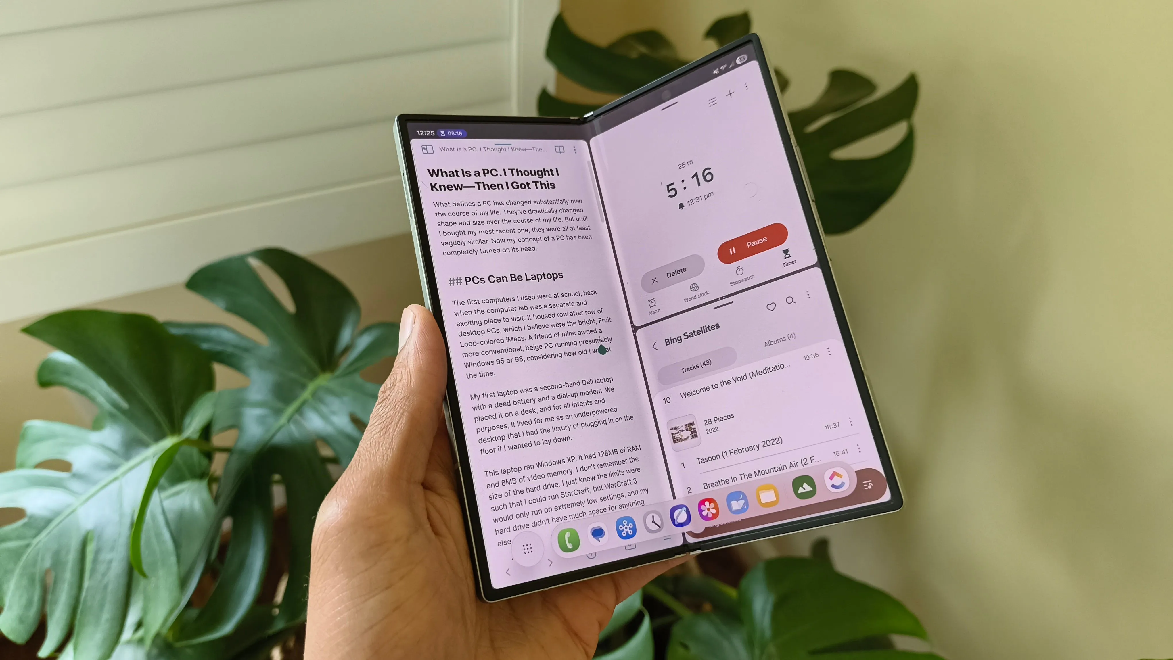 Một mẫu ảnh chụp từ CMF Phone 2 Pro, hiển thị chiếc Samsung Galaxy Z Fold 6 mở ra trên bàn.