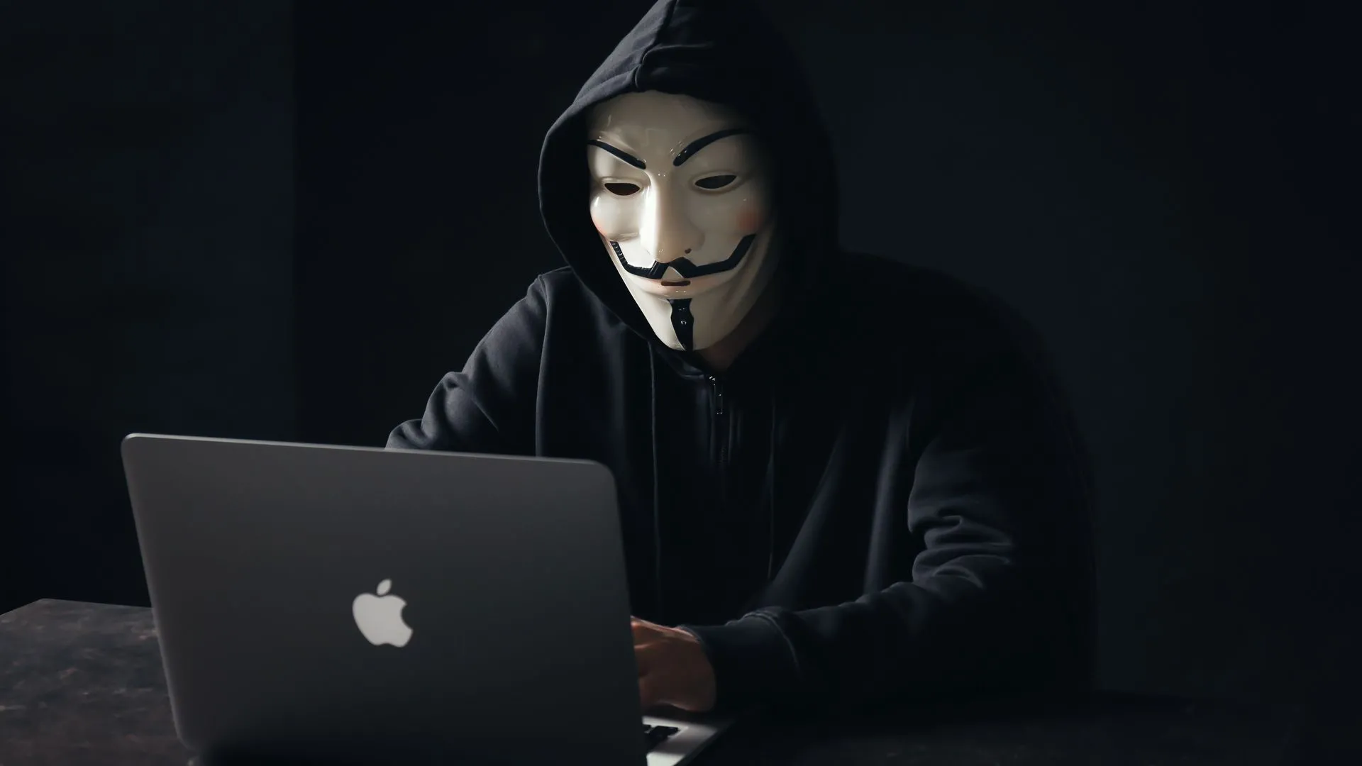Một người ẩn danh đội mặt nạ Guy Fawkes thể hiện sự bí ẩn và tinh thần của nhóm Anonymous.