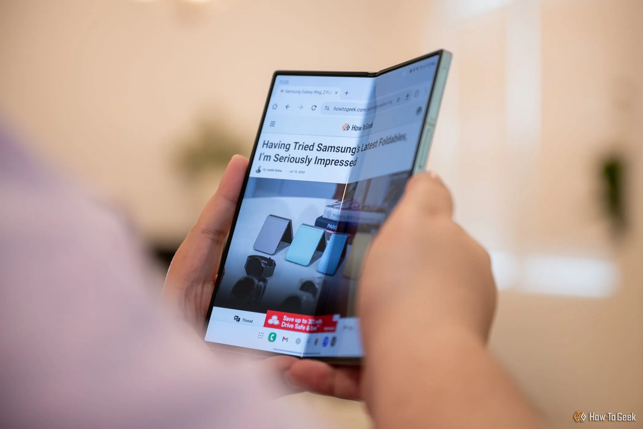 Một người đang cầm điện thoại Samsung Galaxy Z Fold 6 gập hơi cong mở, thể hiện tính linh hoạt và thiết kế độc đáo của dòng điện thoại gập