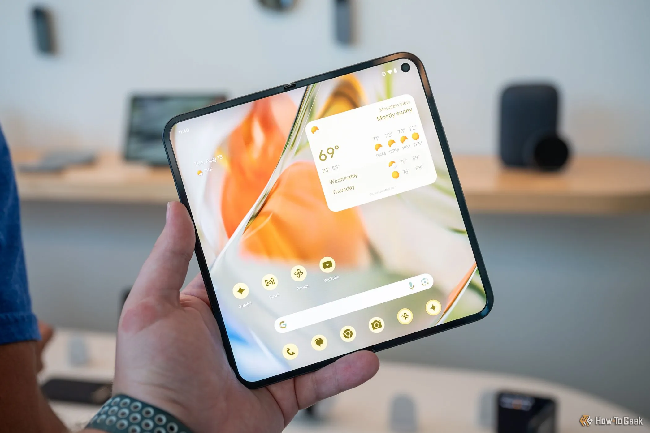Một người đang cầm Google Pixel 9 Pro Fold ở trạng thái mở, minh họa một mẫu điện thoại Pixel đặc thù có thể khó sửa chữa.