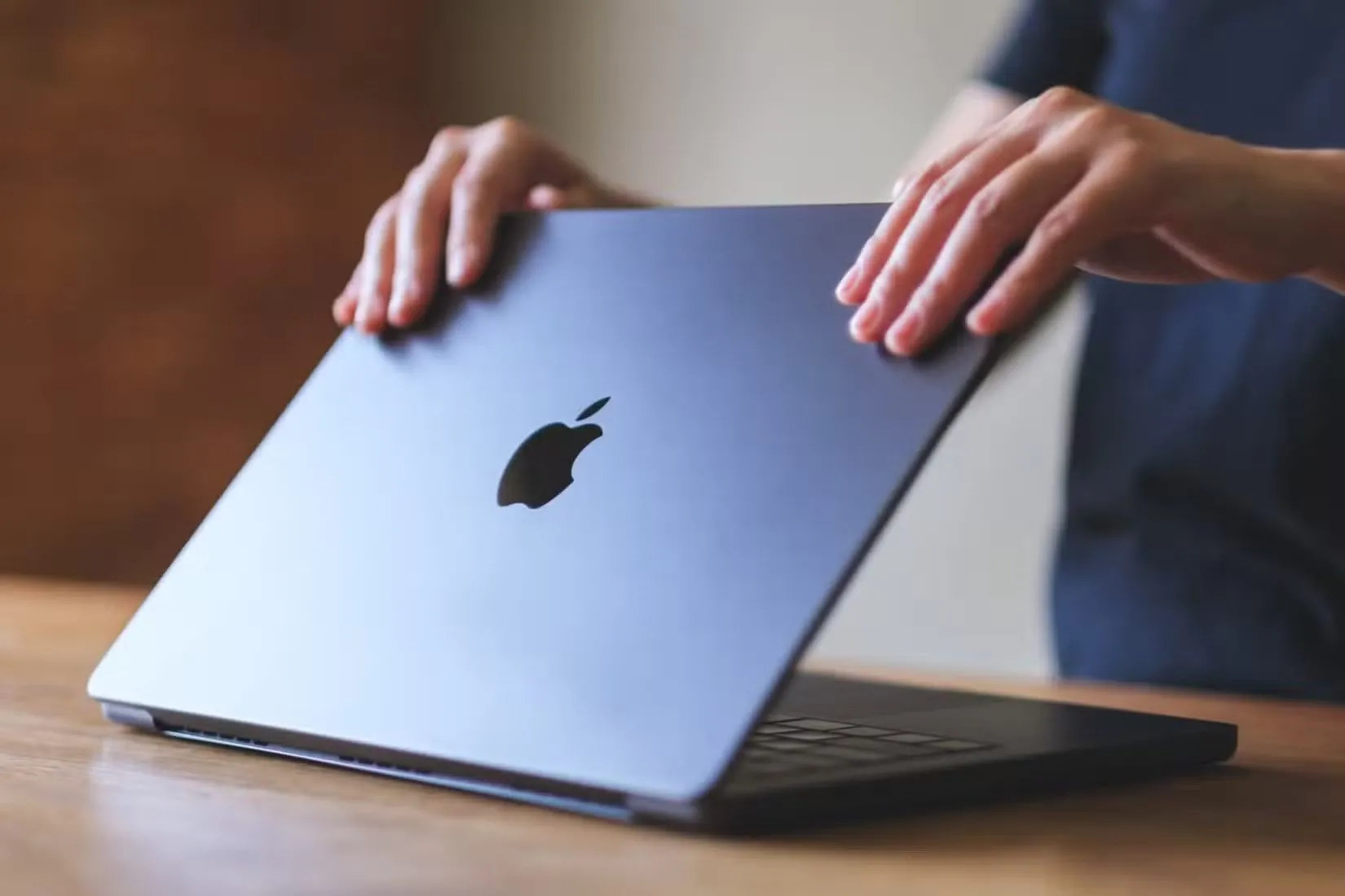 Một người dùng đang mở chiếc MacBook của mình