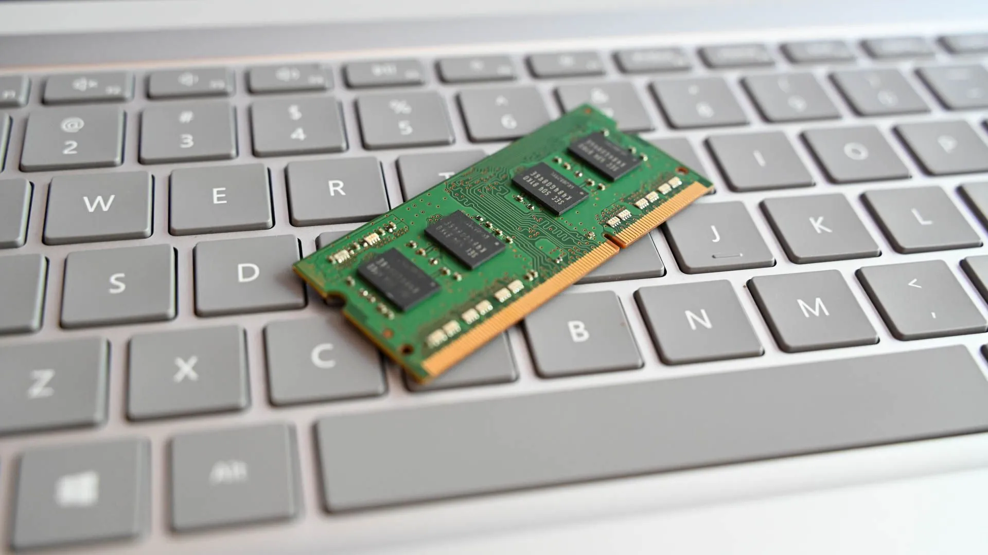 Một thanh RAM laptop đặt trên bàn phím máy tính xách tay