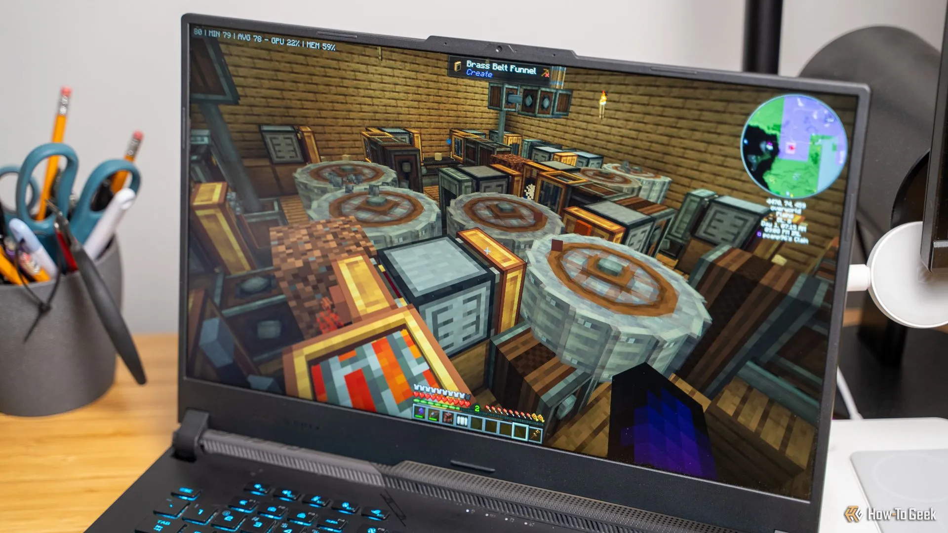 Một trang trại sắt (iron farm) được xây dựng bằng mod Create trong Minecraft đang chạy trên máy tính xách tay, minh họa gameplay trên server Minecraft modded.