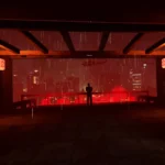 Một võ sĩ đang đứng trên mái nhà trong game Path of Fury với tông màu đỏ ấn tượng.
