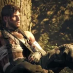 Naked Snake bị thương tựa vào gốc cây trong Metal Gear Solid Delta: Snake Eater, minh họa đồ họa cải tiến và bối cảnh sinh tồn khắc nghiệt của phiên bản remake.
