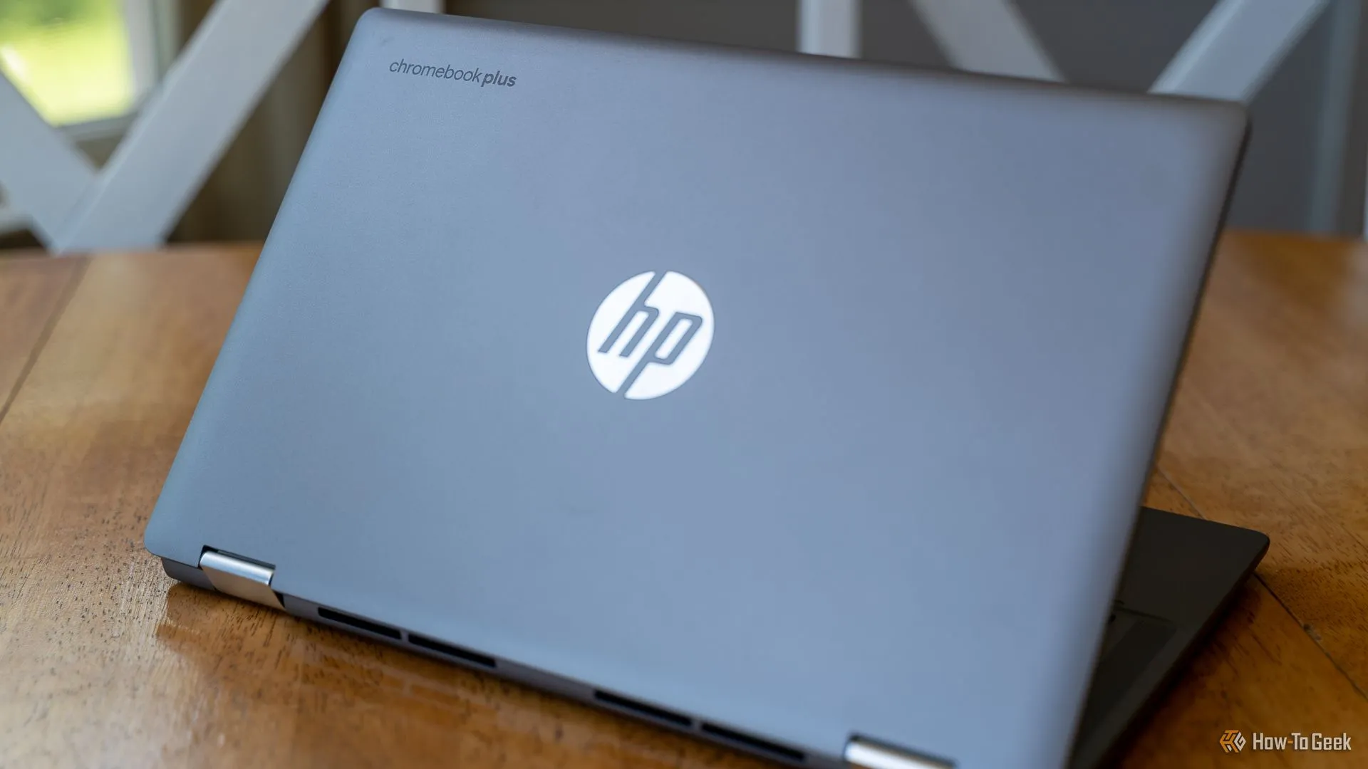 Nắp lưng của chiếc HP Chromebook Plus x360 14b, đại diện cho dòng sản phẩm có cấu hình mạnh mẽ cho Linux.