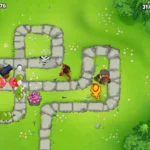Người chơi phòng thủ với nhiều tháp khỉ trong Bloons TD 6.