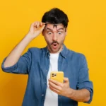 Người đàn ông bất ngờ khi thấy quảng cáo trên điện thoại