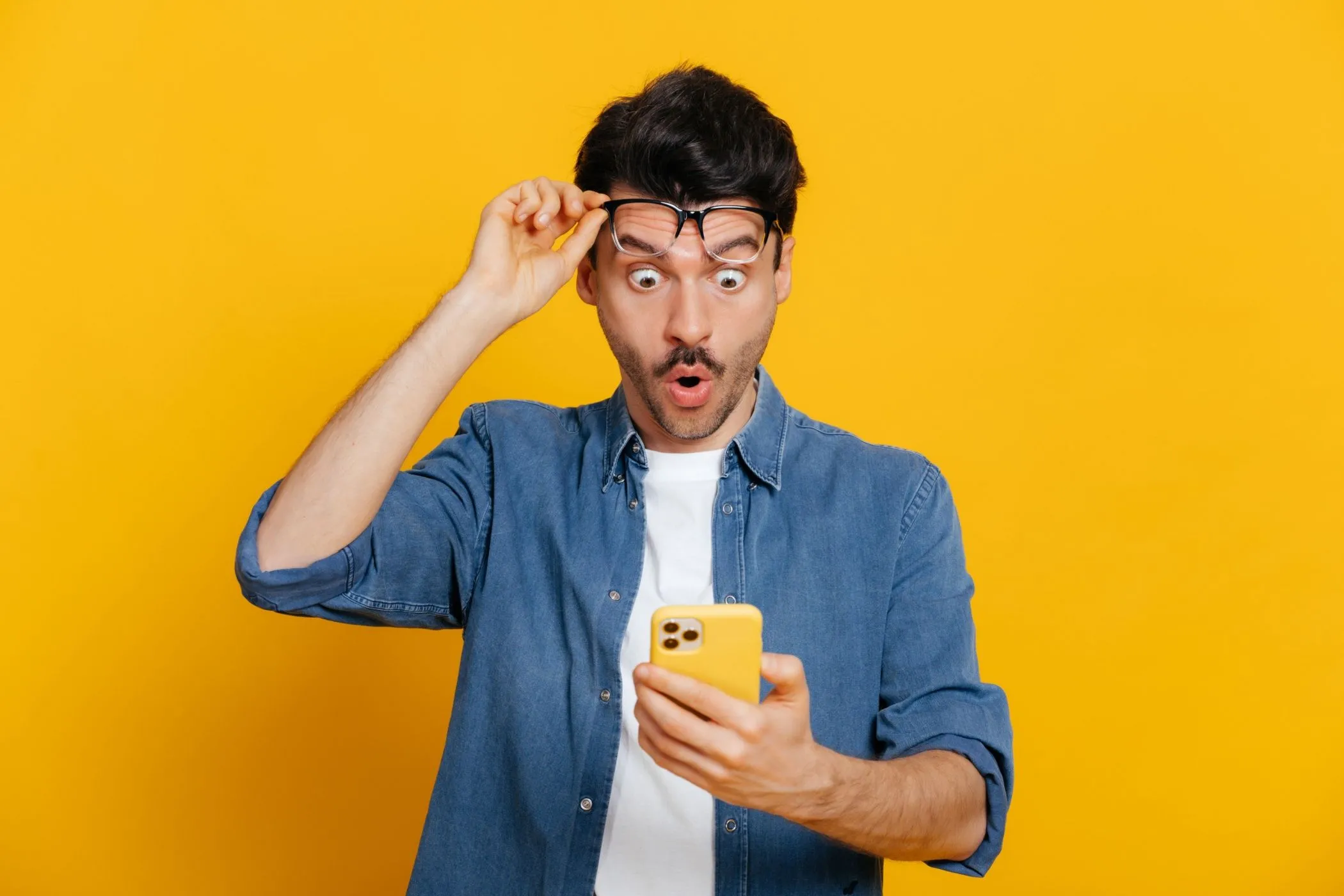 Người đàn ông bất ngờ khi thấy quảng cáo trên điện thoại