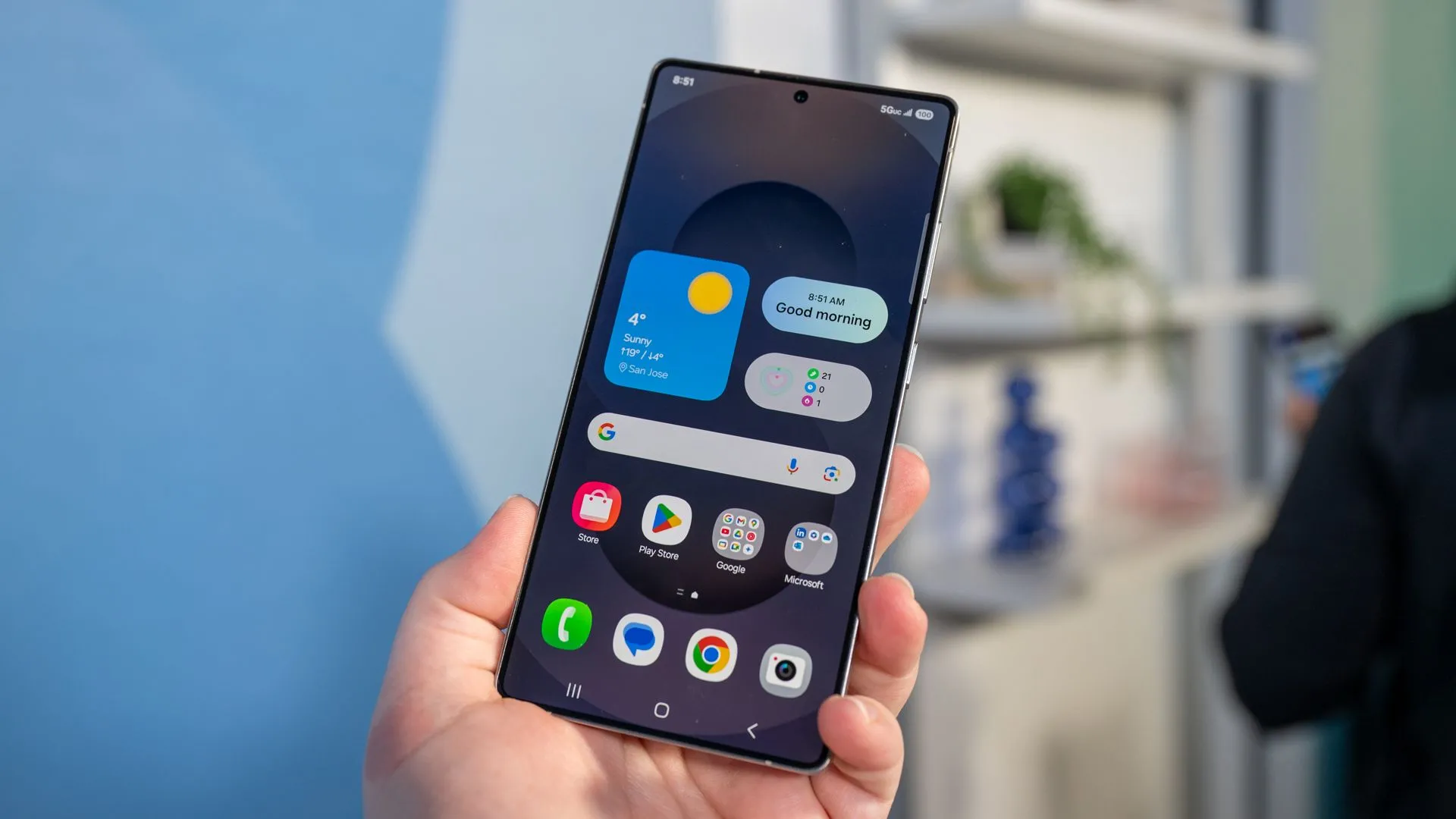 Người dùng cầm điện thoại Samsung Galaxy S25 Ultra màn hình lớn trên tay