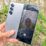 Người dùng chụp ảnh selfie bằng camera chính của Galaxy Z Fold 6 nhờ màn hình ngoài