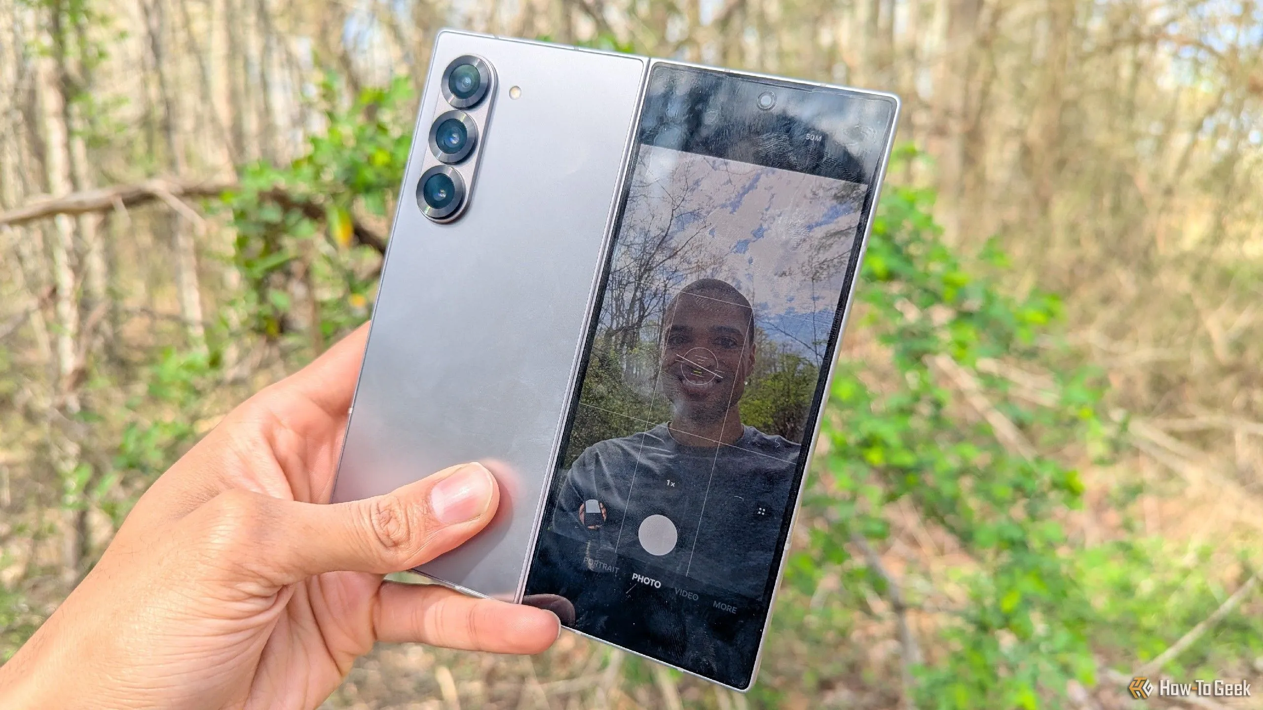 Người dùng chụp ảnh selfie bằng camera chính của Galaxy Z Fold 6 nhờ màn hình ngoài
