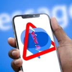 Người dùng đang giữ điện thoại hiển thị ứng dụng Google Messages với logo và thông báo tin nhắn