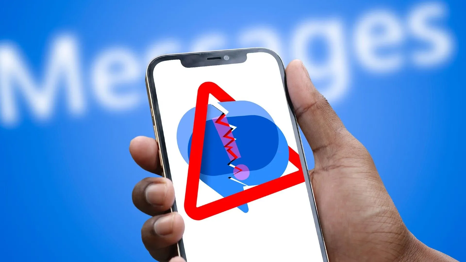 Người dùng đang giữ điện thoại hiển thị ứng dụng Google Messages với logo và thông báo tin nhắn