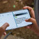 Người dùng sử dụng điện thoại Android với chế độ chia đôi màn hình để đa nhiệm