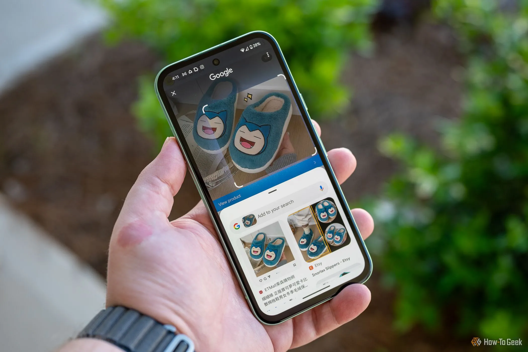Người dùng thao tác tính năng Circle to Search trên điện thoại Android, minh họa cho việc sắp có mặt trên iPhone