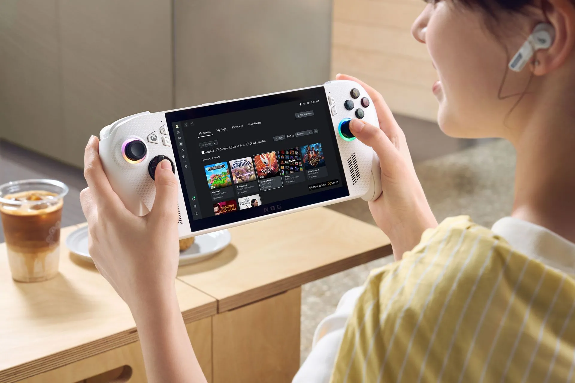 Người dùng trải nghiệm đa nhiệm với ROG Xbox Ally X, một PC cầm tay.