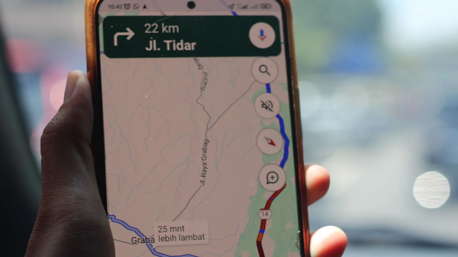 Người lái xe sử dụng điện thoại hiển thị Google Maps, minh họa sự tiện lợi nhưng cũng tiềm ẩn rủi ro theo dõi vị trí.