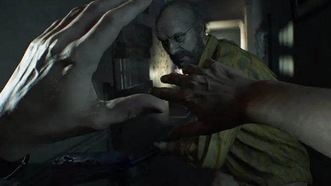 Nhân vật chính đang nhìn chăm chú trong môi trường tối tăm của game Resident Evil 7