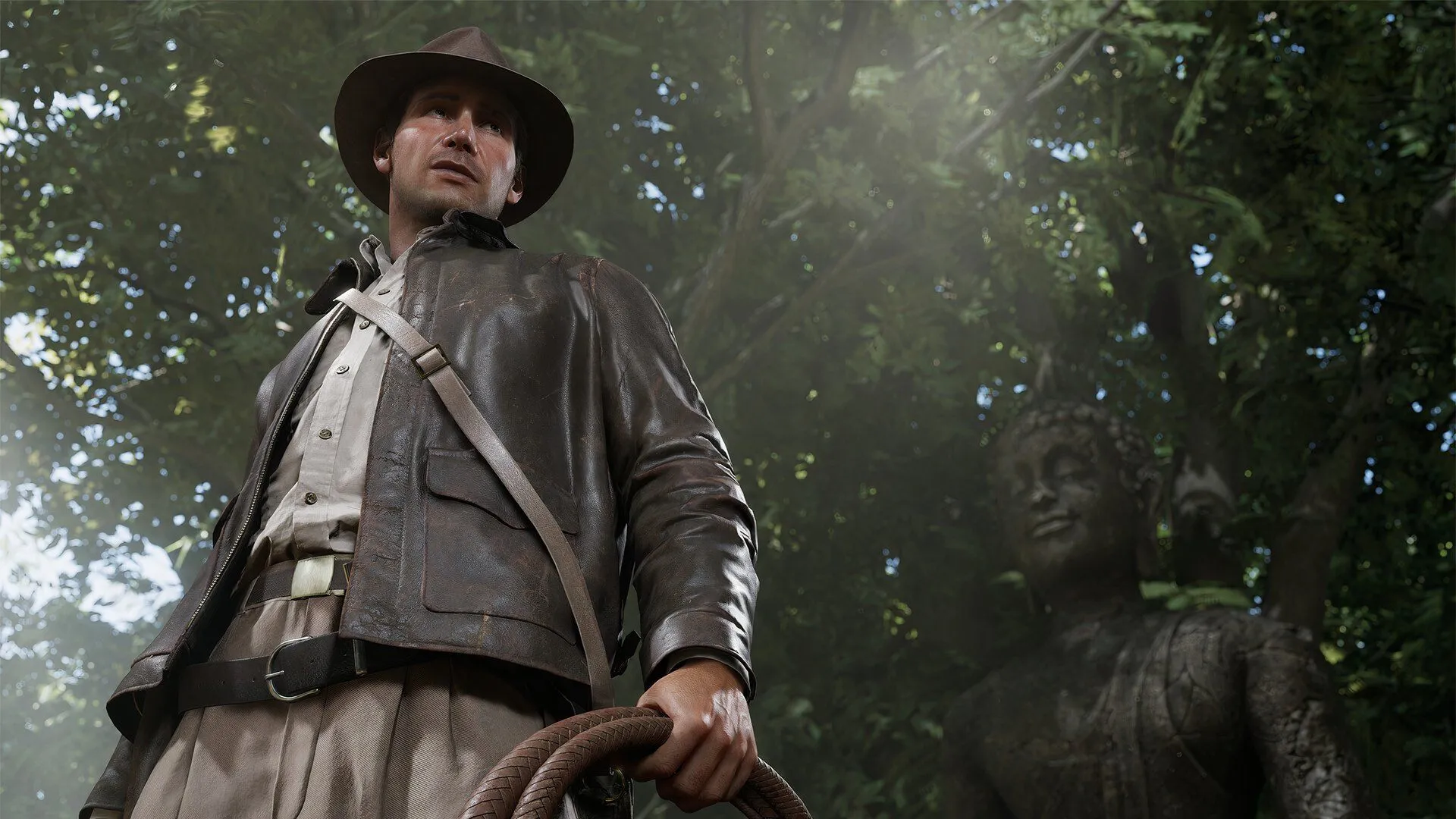 Nhân vật Indiana Jones đứng cạnh bức tượng, đại diện cho những game chuyển thể được cấp phép như Indiana Jones and the Great Circle.